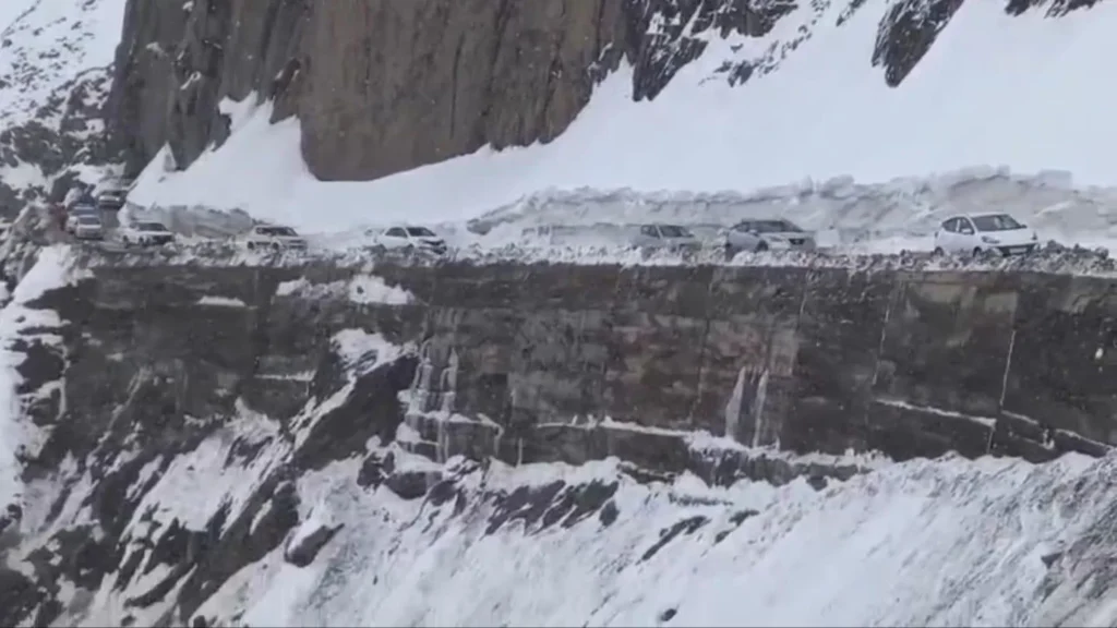 Traffic suspended on Srinagar–Kargil Highway after fresh Snowfall – Rising Kashmir