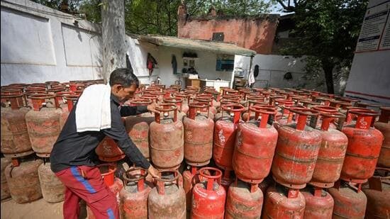 Commercial LPG supply increased from 20% to 50% in Delhi