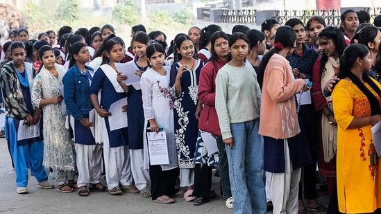 BSEB Class 10 topper Pushpanjali Kumari to get ₹2 lakh cash prize, laptop