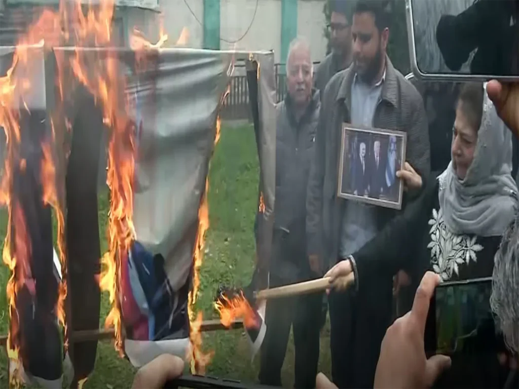 Mehbooba Mufti criticises Centre for not condemning killing of Khamenei; burns Netanyahu, Trump posters – Rising Kashmir
