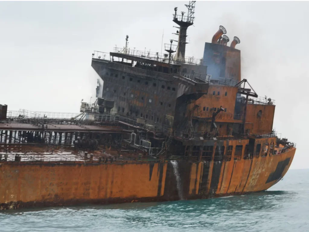 Bulk carrier targeted by “unknown projectile” off UAE coast; crew reported safe – Rising Kashmir