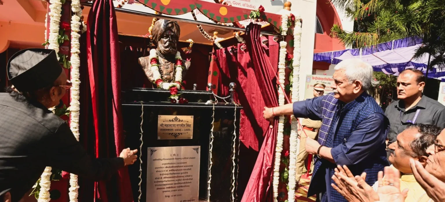 LG Sinha unveils bust of Maharaja Ranbir Singh at Central Sanskrit University in Jammu – Rising Kashmir