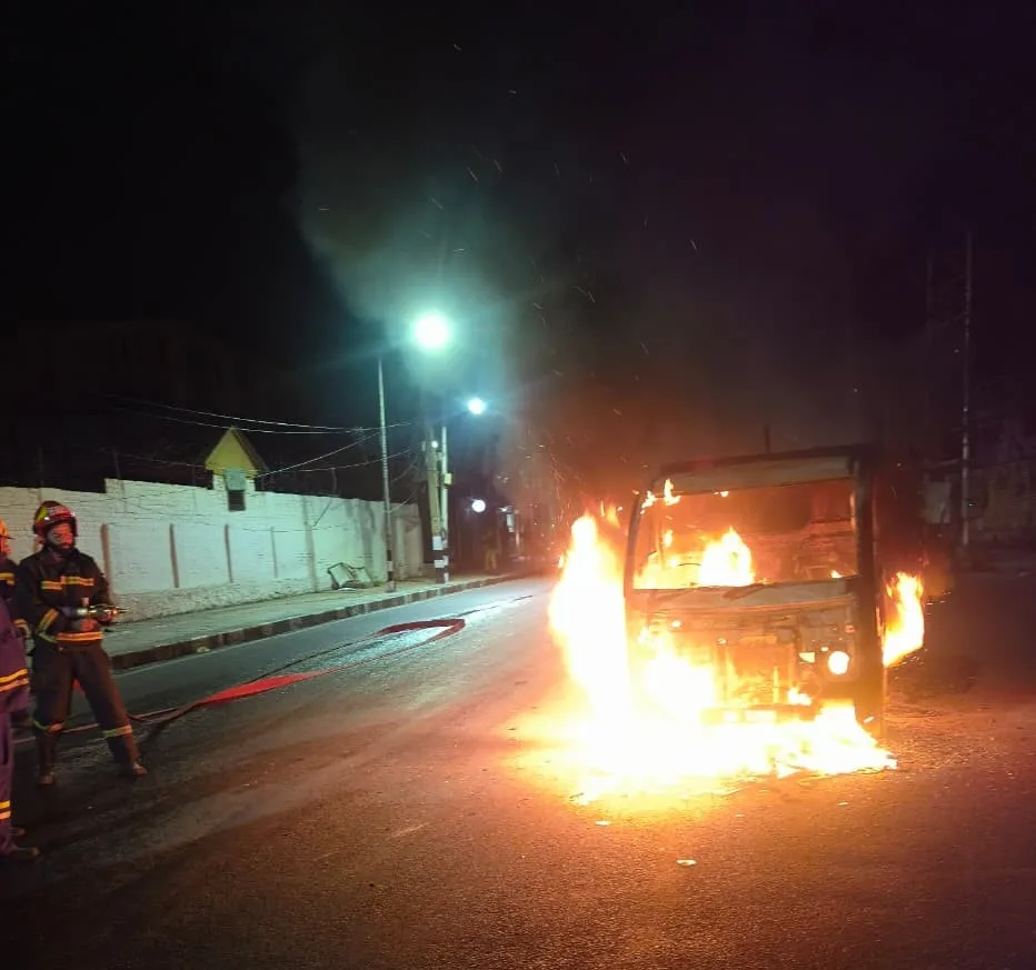 Fire guts Rising Kashmir vehicle near UNO office in Srinagar – Rising Kashmir