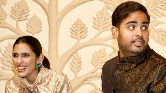 Ambani ‘badi bahu’ Shloka Mehta dazzles in modern gold ethnic look for a wedding. Watch