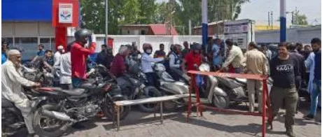 Panic buying triggers long queues at Kashmir fuel stations – Rising Kashmir