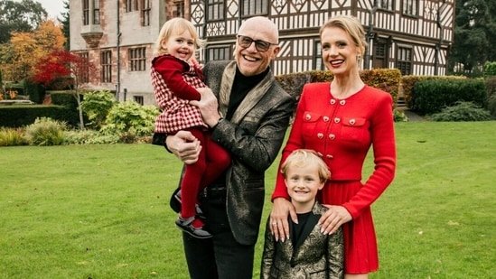 This billionaire flies business class while his girlfriend and children travel economy