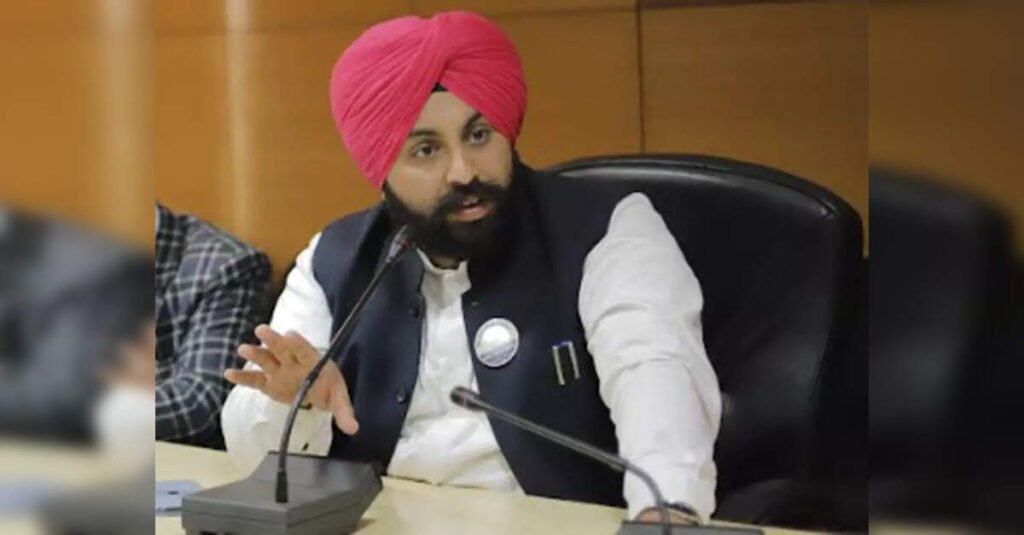Plans to roll out students’ absent alert SMS system in all Punjab govt schools: Minister, ETEducation