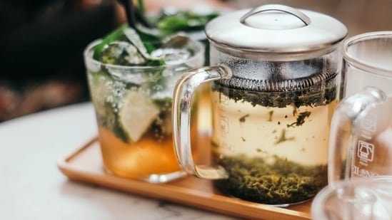 Nutritionist shares 5 natural drinks to help you shed stubborn belly fat and lose weight: Black coffee, ginger tea, more