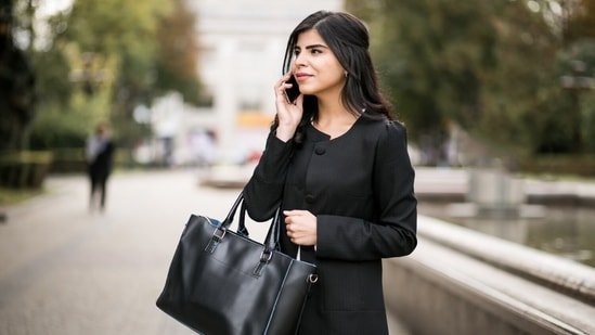 Tote bags hurting your shoulder? Orthopaedics doctor explains why this may happen: ‘Body will tilt to…’