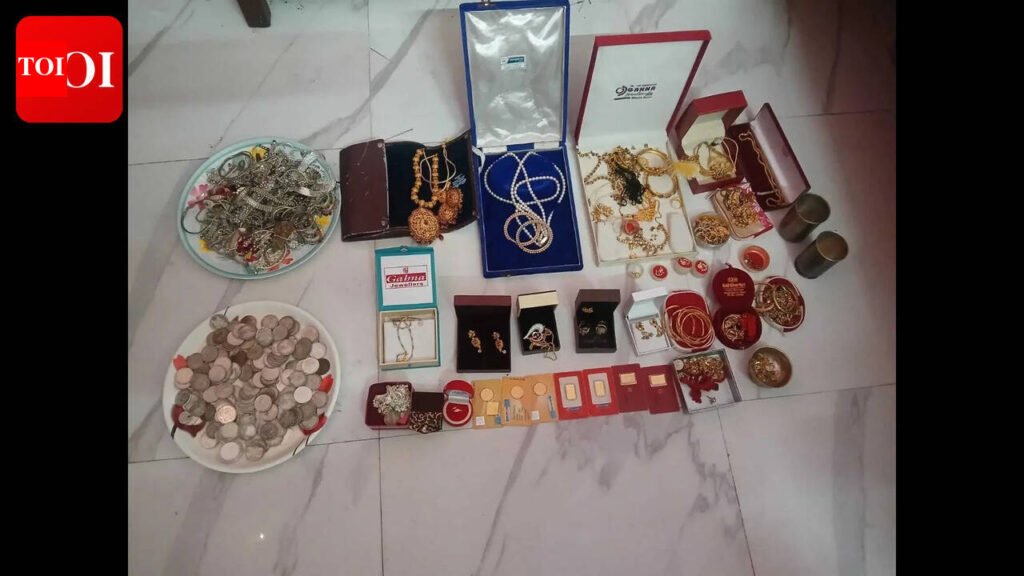 EOU raids premises of 2 govt officials in DA cases | Patna News