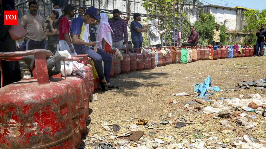 Crackdown on hoarding intensifies: 64 domestic LPG cylinders seized in Badshahpur | Gurgaon News