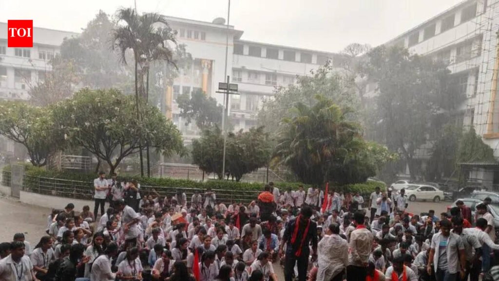 BJMC students protest against harassment by hostels’ warden, submit other demands to dean | Pune News