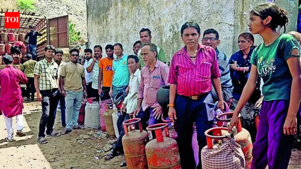 Panic over LPG shortages: Long queues and clashes over LPG as stocks dwindle; Officials urge calm amid unprecedented demand spikes | Ranchi News