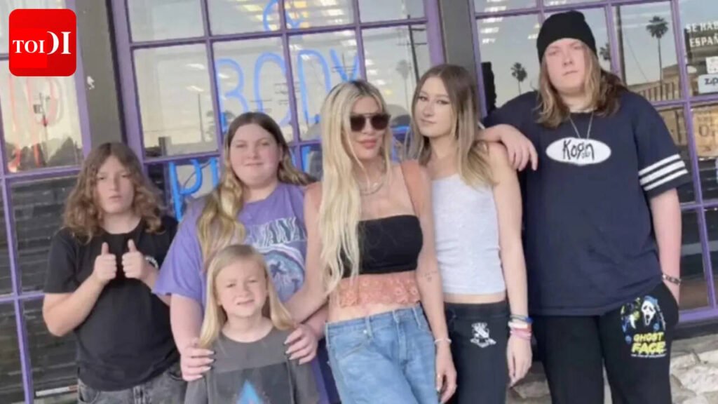 Tori Spelling and her 4 children get into a car crash; family taken to the hospital |