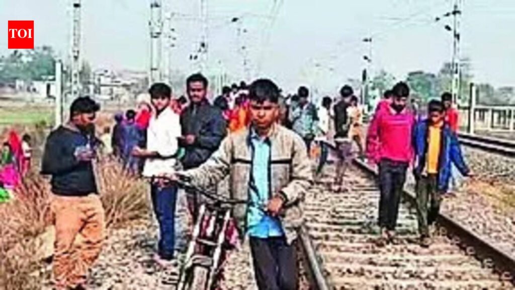 Youth, minor suffer burn injuries while making reels at railway station | Patna News