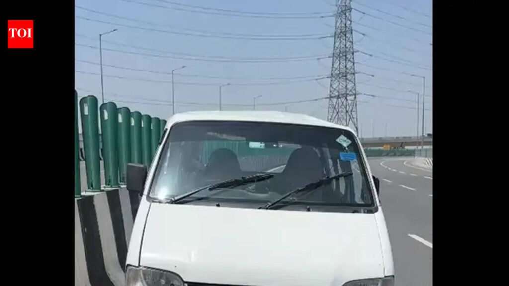 Van overturns on Dwarka eway, BTech student on way to college injured | Gurgaon News