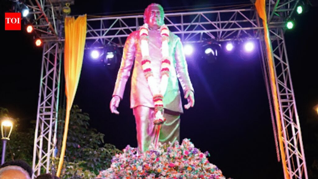 Bengaluru News: Bengaluru cop foils man’s bid to vandalise former chief minister R Gundu Rao’s statue, injured | Bengaluru News
