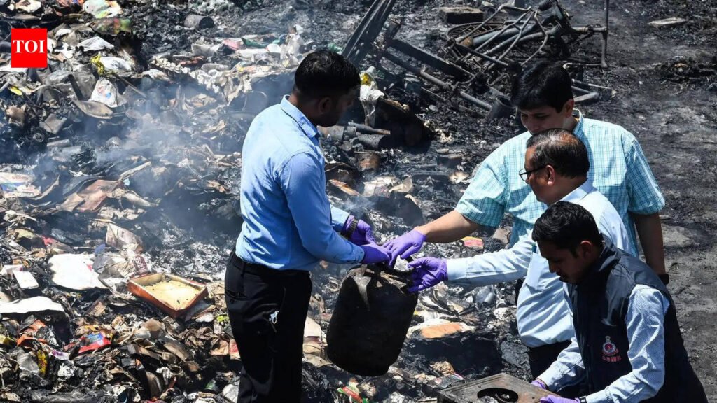 Parents try to save toddler, but all three killed in northwest Delhi jhuggi blaze | Delhi News