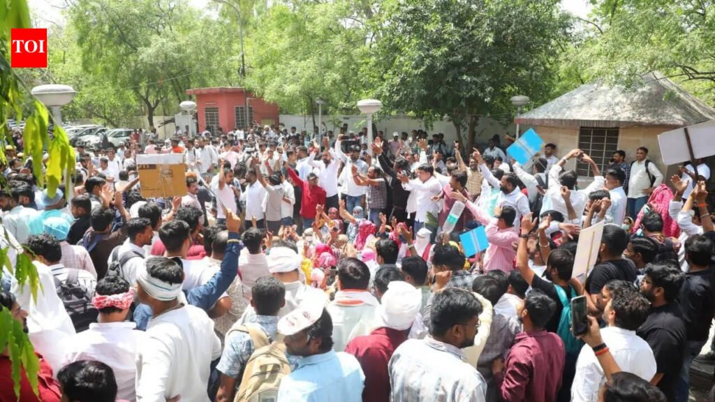 Contractual nurses lock Swasthya Bhawan gate, demand preference in permanent jobs | Jaipur News