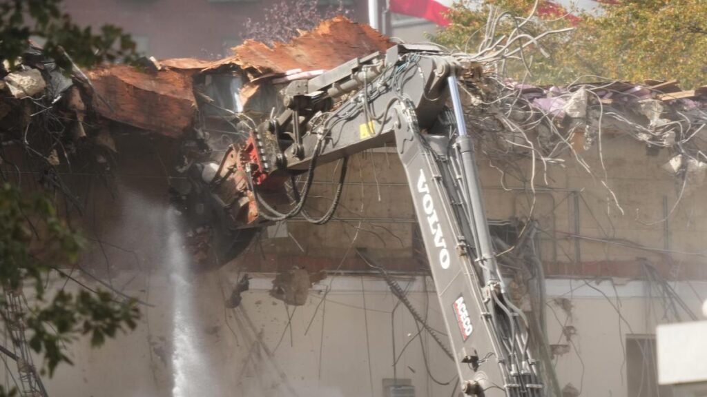 Judge orders halt on White House ballroom construction, ruling leaves Trump seething