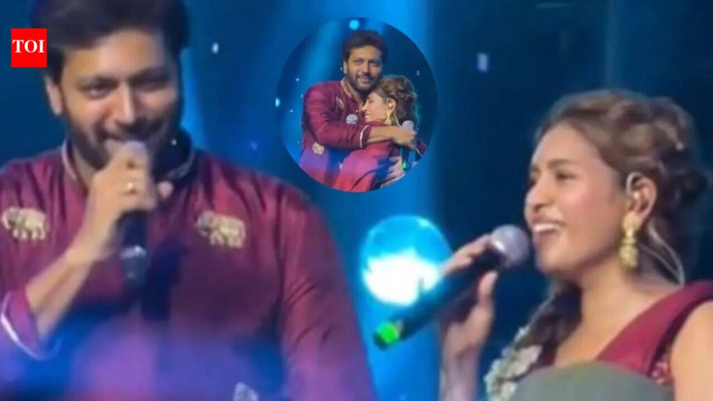 Ravi Mohan hugs Kenishaa after romantic song performance on stage: adorable expressions by ‘Parasakthi’ actor caught on camera | Tamil Movie News