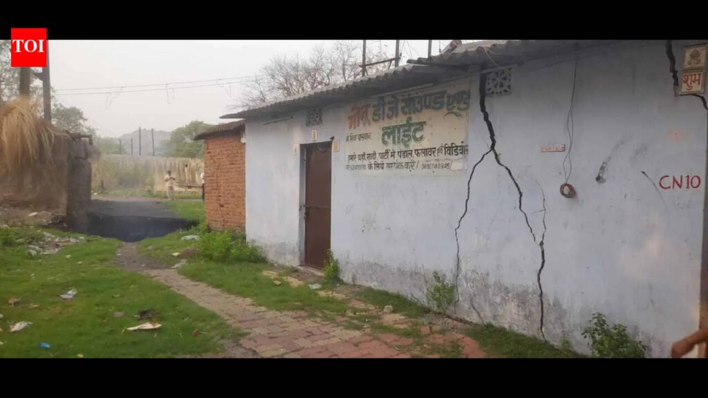 Land subsidence in Kenduadih, cracks appear in three houses