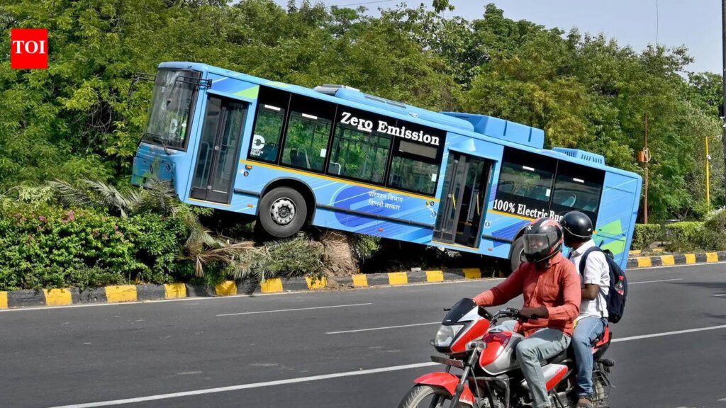 DTC bus rams divider near Rajghat after brake failure; no injuries