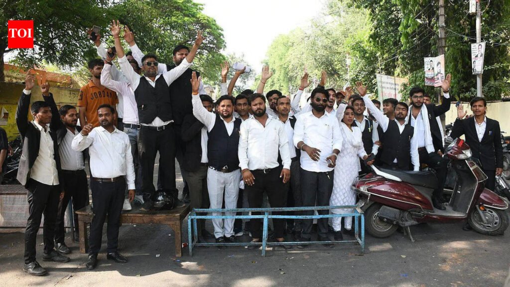 Traffic, work at collectorate hit as lawyers protest LMC demolitoin drive, police action