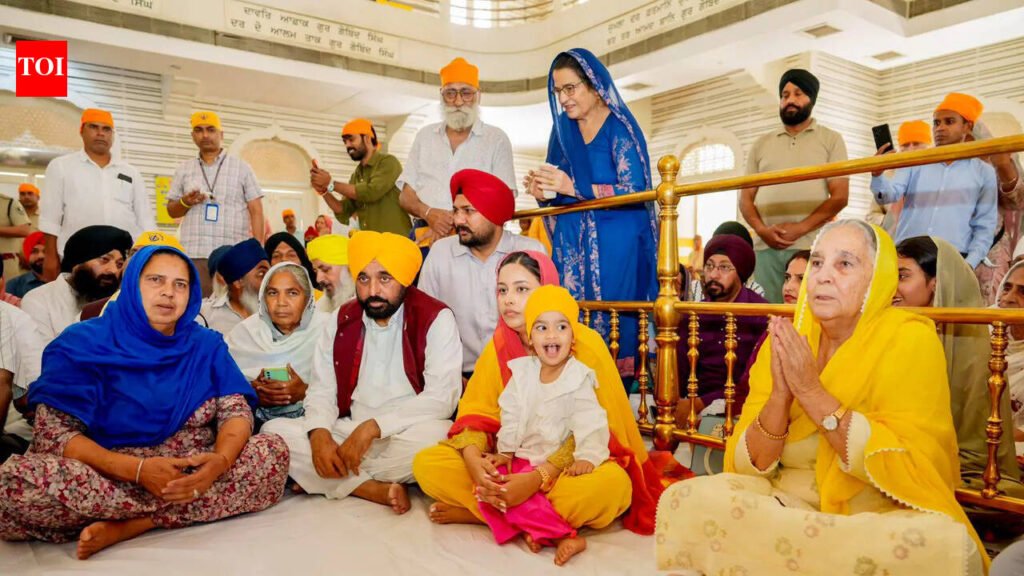 Punjab CM, family members offer prayers at city gurdwara