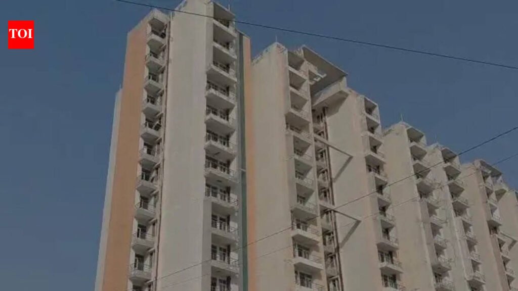 No glass on window opening, 4-year-old falls to death from 15th floor
