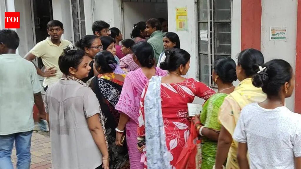 Women queue up at banks, POs for Annapurna Yojana | Kolkata News