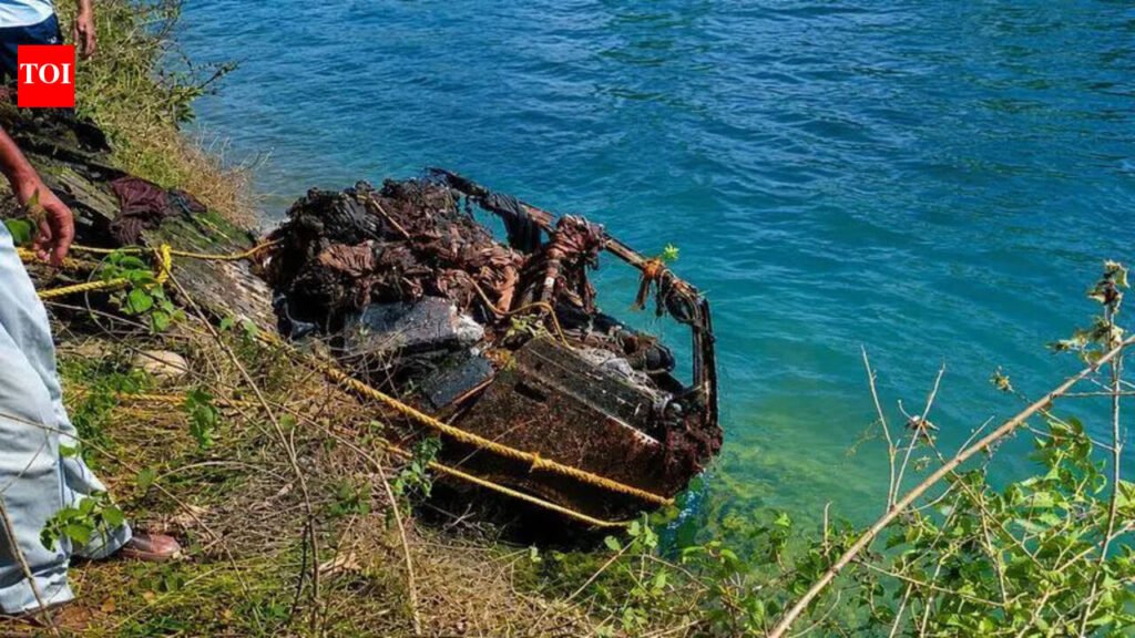26-year mystery solved by chance discovery of submerged van; families of four missing persons finally get closure; sold off land & shop to keep search alive | Chandigarh News