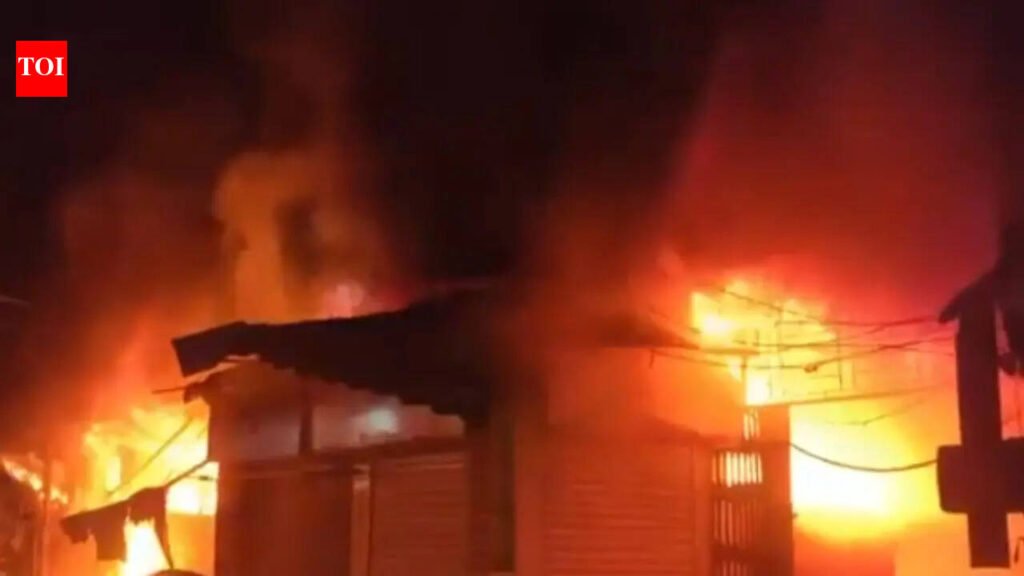 Massive blaze engulfs Thane market complex near railway station; fireman, guard killed | Thane News