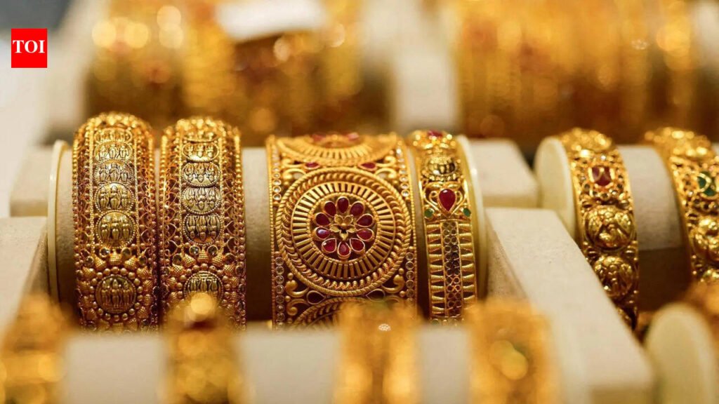 Man flees with gold bangle worth Rs 1.5 lakh from Naranpura shop | Ahmedabad News