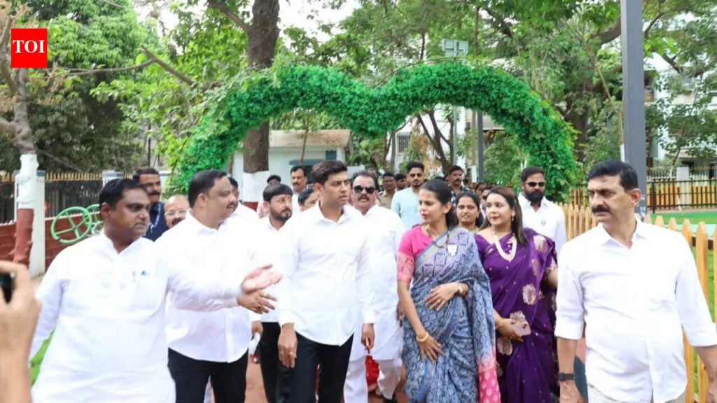 Shrikant Shinde advised Sena-BJP leaders in Ambernath to work together for city development | Thane News