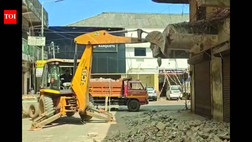 Dangerous parts of Margao building demolished by PWD | Goa News