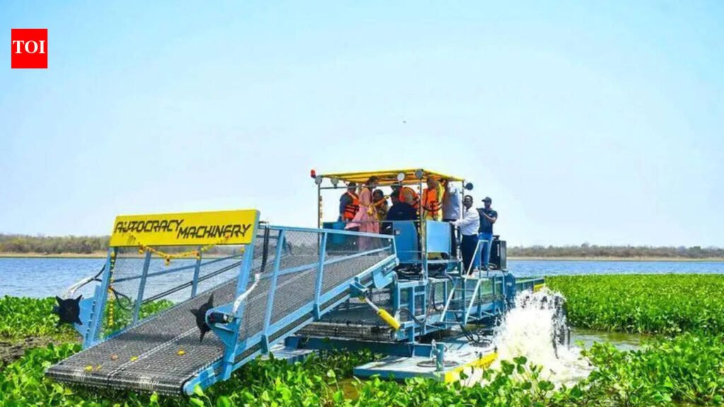 Hi-Tech machines deployed to remove water hyacinth from Ambazari Lake | Nagpur News