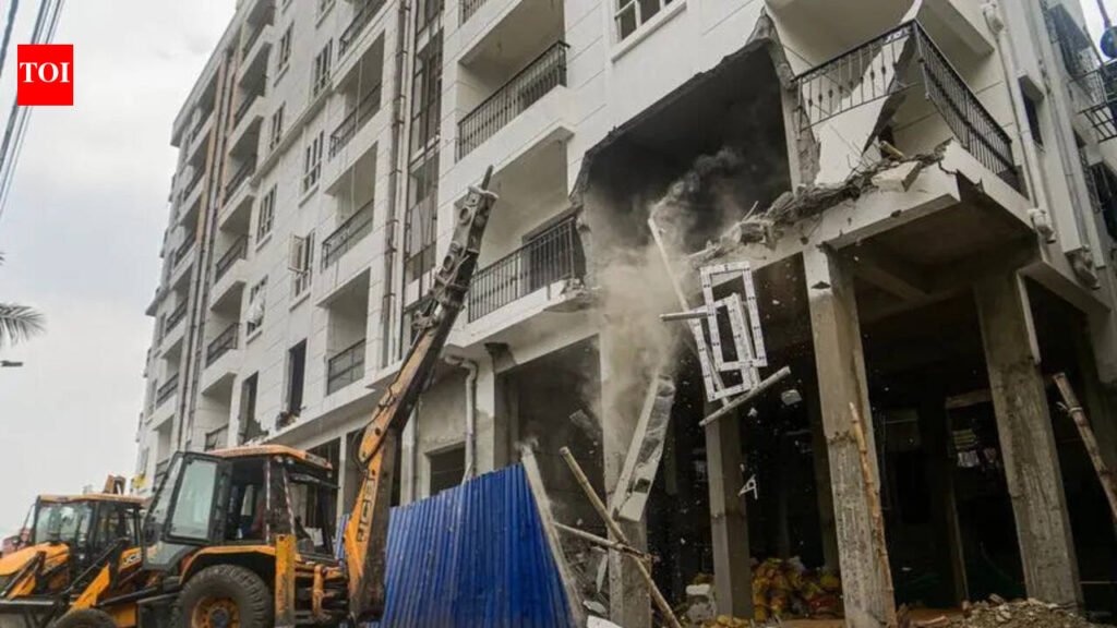 Payloaders strike bldgs linked to TMC councillor, Sona Pappu | Kolkata News