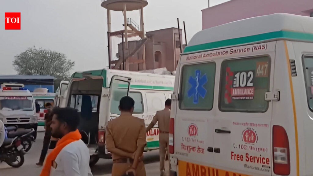 6 dead, over 10 injured after bus overturns on Lucknow-Agra Expressway | Lucknow News