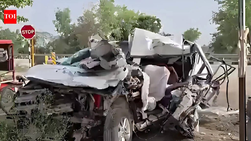 Doctor among 4 killed, 3 injured as SUV crashes into truck in UP | Lucknow News