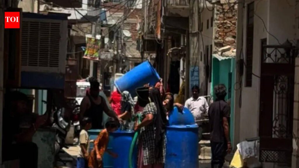 Residents of Jagatpura colonies protest water shortage | Jaipur News