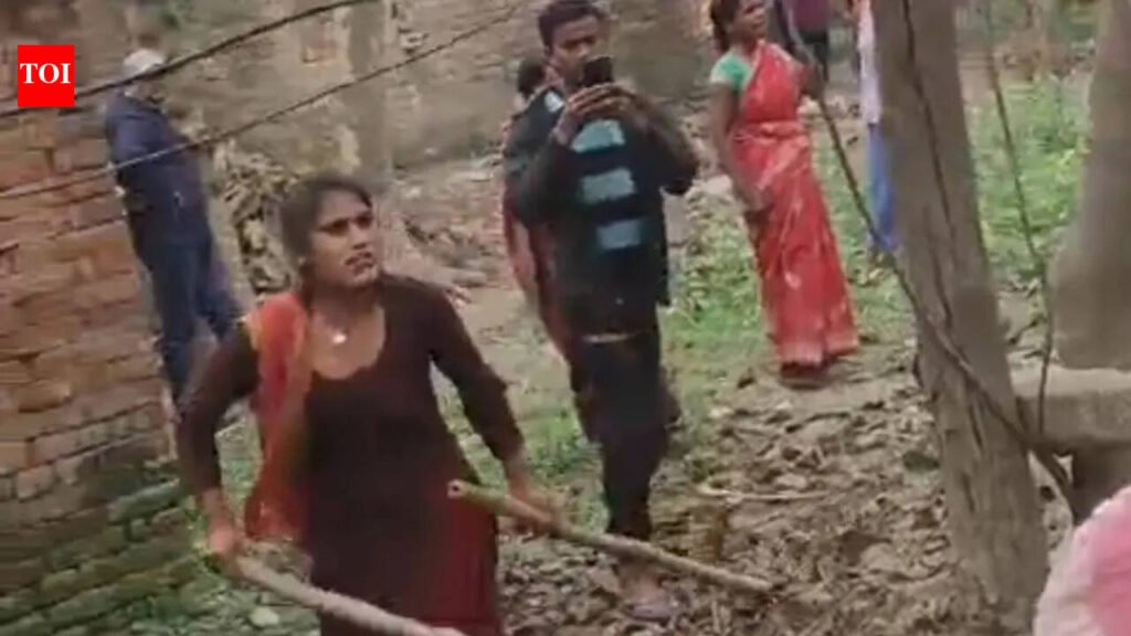 Villagers attack cops, three injured in West Champaran | Patna News
