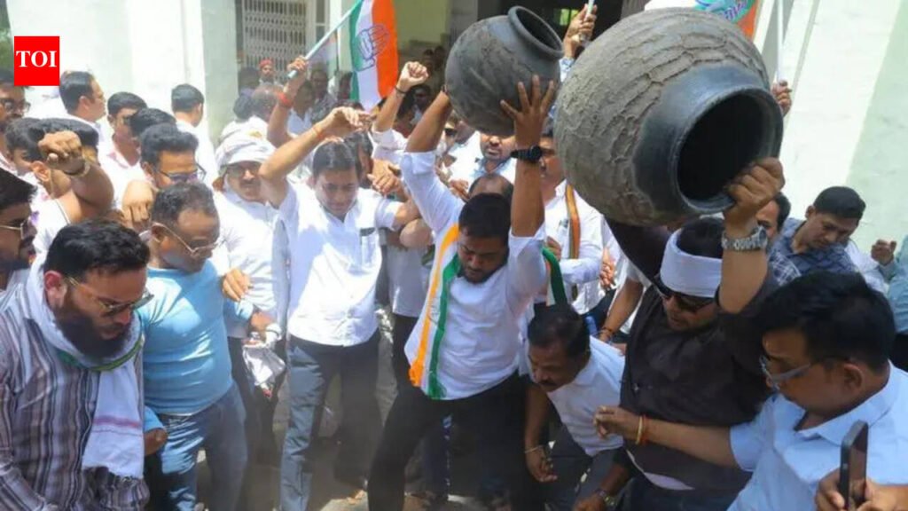Congress leaders smash earthen pots at NMC headquarters over water crisis | Nagpur News