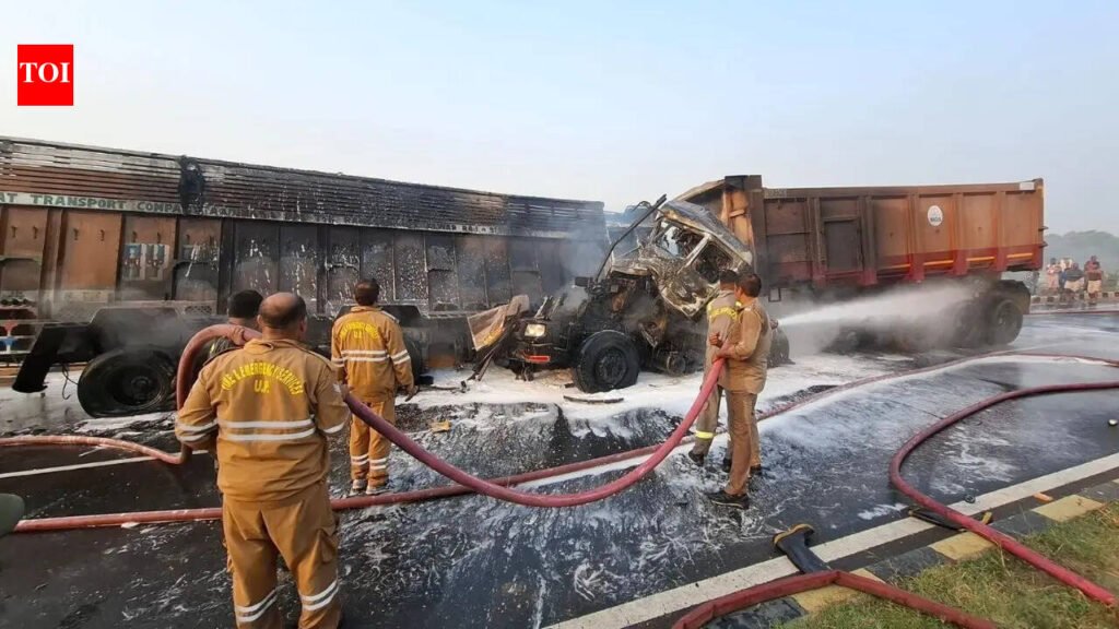 2 burnt alive as truck, dumper catch fire after head-on collision on Gorakhpur highway | Lucknow News