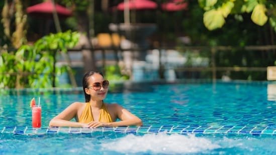 Love swimming in summer? Ophthalmologist shares 5 eye care tips before entering the pool