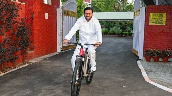 Haryana CM cycles to Sukhna Lake from official residence; urges public to save fuel