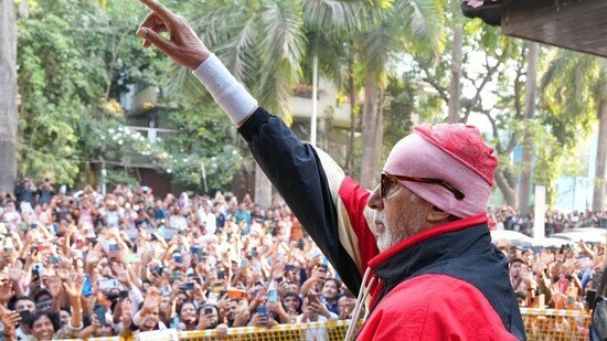 Amitabh Bachchan fan faints, falls on road outside Jalsa after waiting hours to see actor. Watch