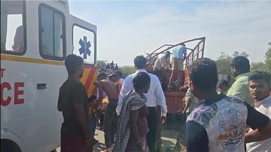 13 dead as tempo collides with container truck on Mumbai-Ahmedabad highway