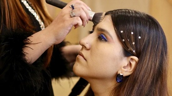 From glazed skin to soft eye makeup: 5 easy makeup trends taking over summer evening beauty looks