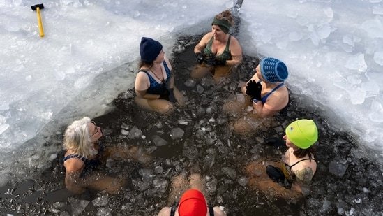 Are ice baths and cold showers actually good for you? Health coach breaks down the viral wellness trend